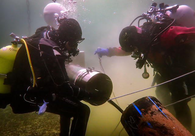 Démontage d'une crépine colonisée par a moule quagga par un plongeur