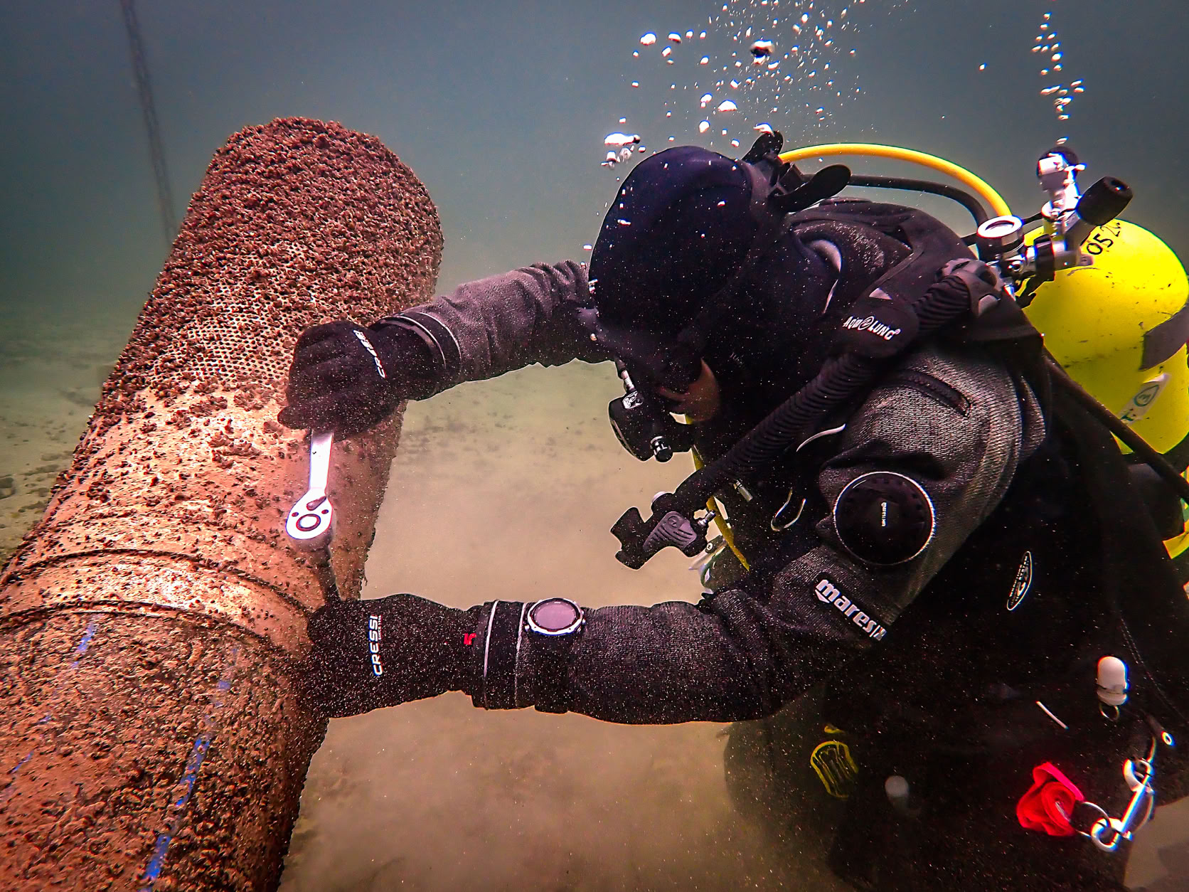 Montage d'un pilote sur une crépine dans un lac à 10 m de profondeur